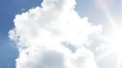 Varnt sommarväder.  Ida Lindholm badade i  Lyssnaängsbadet, men skyddade både huvud och ansikte mot solen.