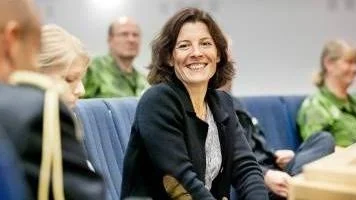 Försvarsminister Karin Enström besökte Uppsala-Ärna flygplats, f d F16.