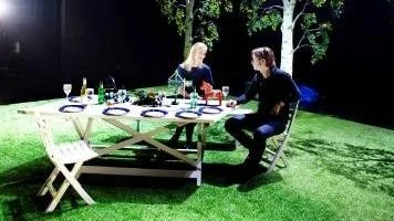 Alla repliker sjungs i föreställningen Min vän fascisten. Regissören Sara Cronberg har arbetat musikdramatiskt tillsammans med musikerna och skådespelarna som är med, här gitarristen Jonatan Stenson.
