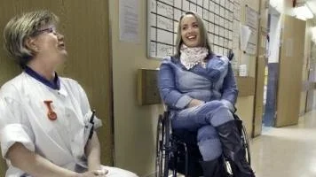 Lena Nordquist .Pratar med sjuksköterskan Eva Wallin på Ackis spinalenheten.