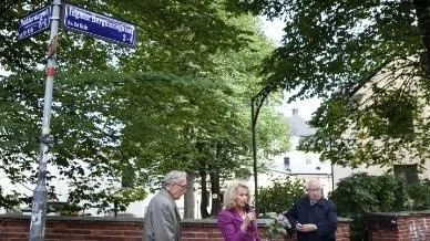 Lars Bäcklund, Anna-Karin Westerlund och Jan-Erik Wikström invigde Bergmangatan.