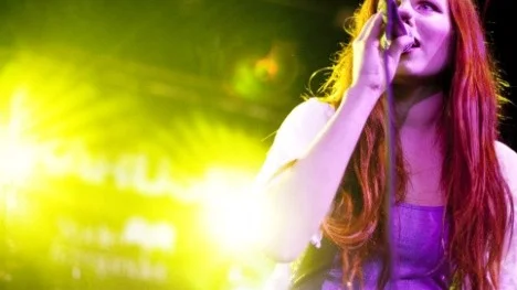 Rockkarusellen på V-dala nation. Clara Lindsjö från Uppsala står på scen.
