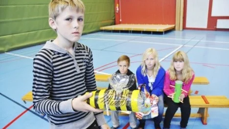 William Wedin hade gjort en getingfälla av en gammal läskflaska. I bakgrunden Emil Myhrberg, Alva Jonsson och Sandra Gustafsson.