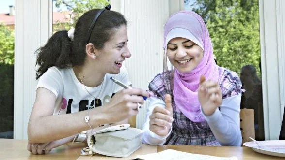 Skolavslutning för flyktingar
Manar Omar och Sura Mujed