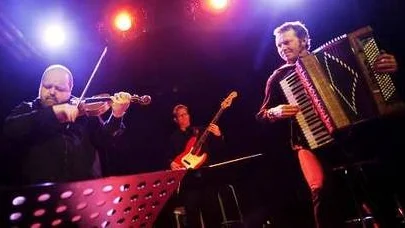 Spelmännen Kalle Moraeus och Bengt Janson spelar på Katalin.