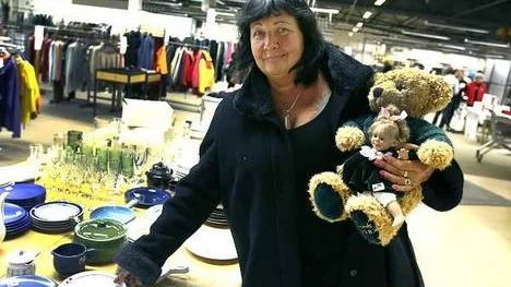 Uppsalabon Ann-Marie Hedin på fyndjakt hos Mötesplatsen Kupan. Men dockan och nallen tänker hon inte ge bort i julklapp.