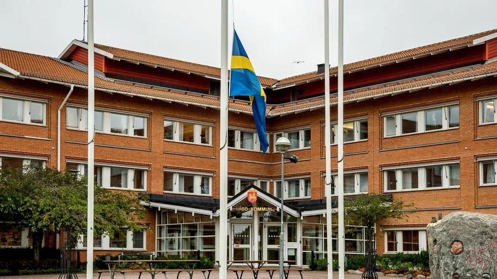 Håbos kommunhus har flaggan på halvstång.
