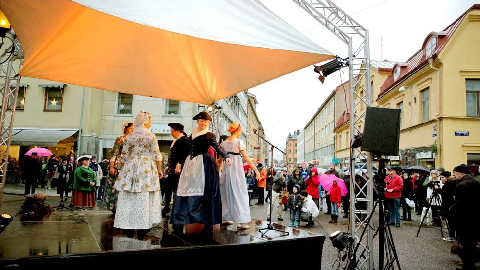 Dansgruppen Branicula från Sällskapet Gustafs Skål  framförde iklädda tidstypiska 1700-talskläder Drottningdansen.