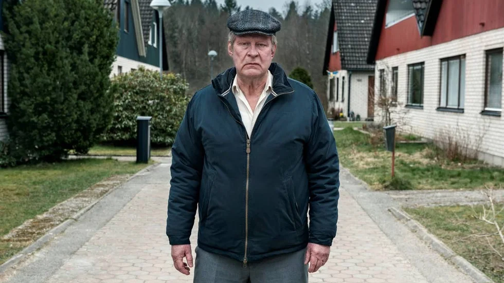 Han finns i varje grannskap, den grinige regelryttaren. Rolf Lassgård spelar titelrollen i Hannes Holms film "En man som heter Ove".