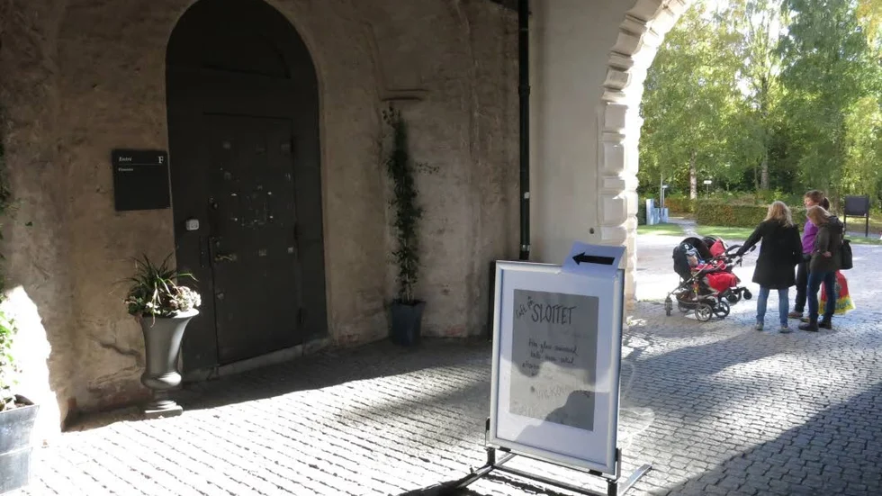 Bakom en anonym dörr nere i valven ligger numera ett fint kafé.