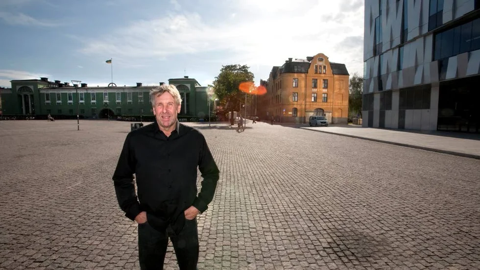 Flyttar serviceplats. Anders Norstedt, tävlingsledare för Rally Uppsala, skiftar servivceplats, från Vaksala torg till Gränby köpstad.