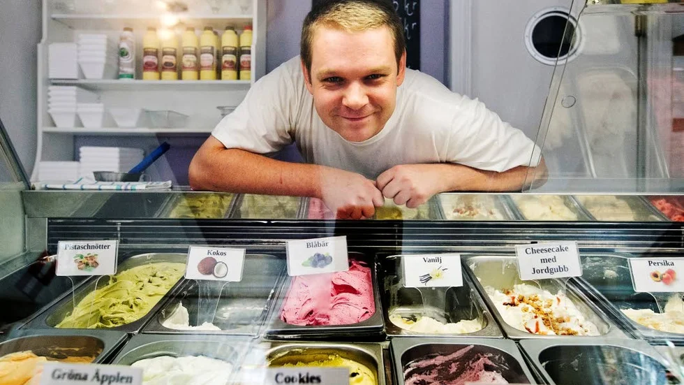 Ferenc Lajos framför den egentillverkade glassen på Lavanda.