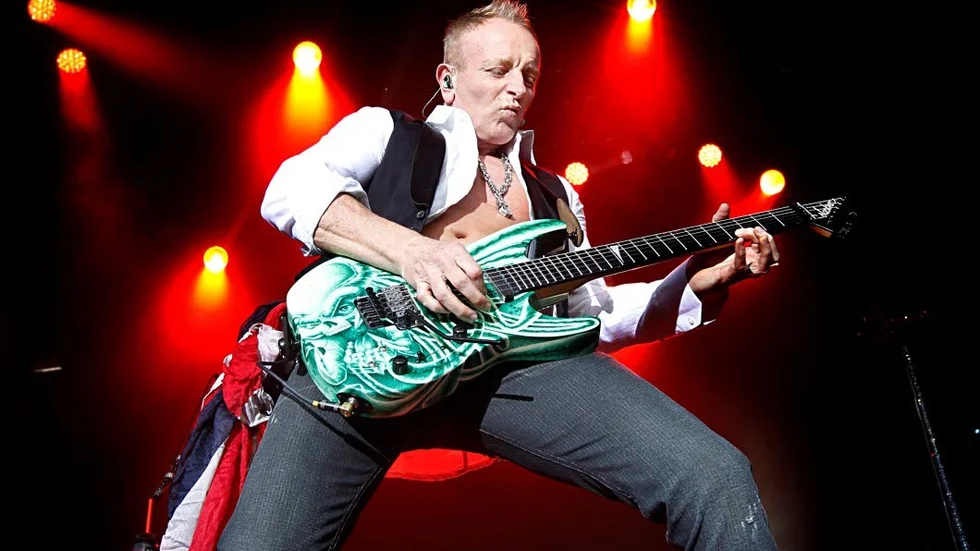 Uppsala. Gitarristen Phil Collen kommer loss på Vaksalatorg när Def Leppard var i sta'n.