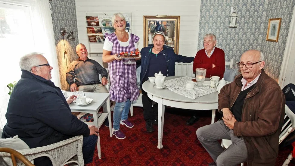 Rutiner. Varje morgon klockan nio när Café tant Gredelin öppnar hänger ett gäng herrar på låset för att få sig en kopp kaffe, en macka och ett samtal om livet i stort och smått.