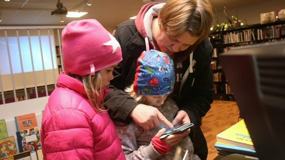 Pocket-Mon. Susanne Hellström, Lisa Lindberg (till vänster) och Tilly Hellström (i mitten) letar ledtrådar på websajten inför bokjakten i Heby samhälle.