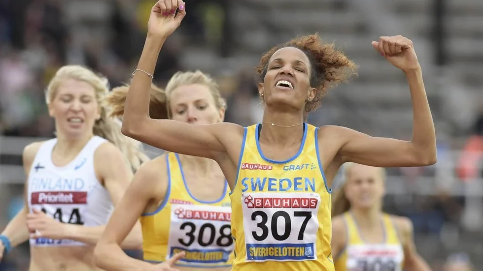 Sliten segrare.  Meraf Bahta höjer armarna i en segergest efter målgången på 800 meter på Stockholms Stadion. Bahta vann före Hanna Hermansson (308) och Sverige tog alltså en dubbel.