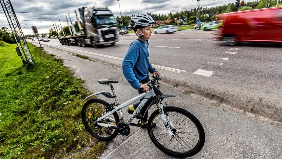 Enligt kommunen är väg 55 utpekad cykelväg för Albin Renck som går i årskurs 9 på Tiundaskolan.