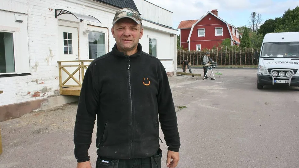 Lägenheter. Leif Lindh utanför den tidigare pizzeriabyggnaden i Harbo som det senaste året omvandlats till lägenhetsboende.
