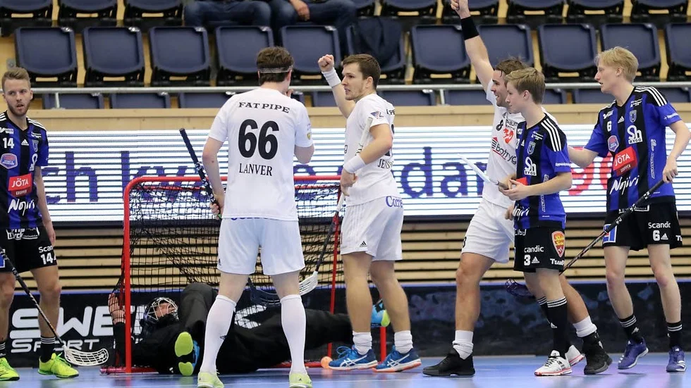 Målvakten Tobias Steineck i övriga Siriusspelare får se en av elva bollar gå i nät.