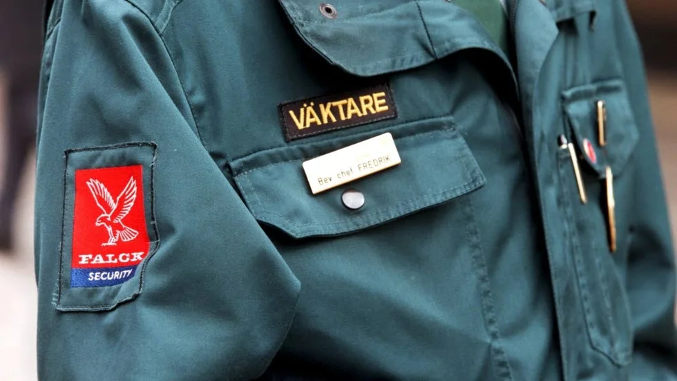 Angrepp. Väktaren ingrep när mannen slet loss en registreringsskylt. Mannen gick då till angrepp.