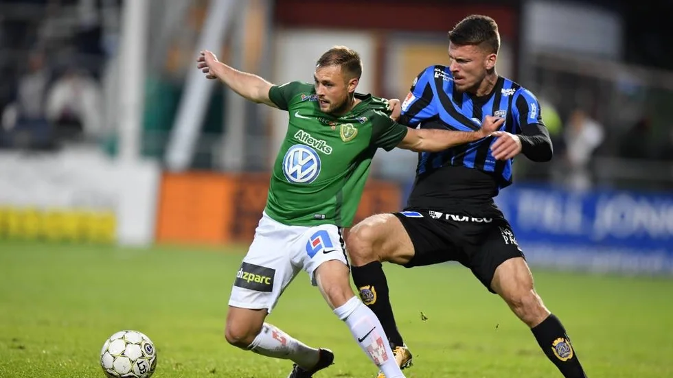 JÖNKÖPING 20170920
Jönköpings Tom Siwe (tv) och Sirius Shkodran Maholli under onsdagens fotbollsmatch i allsvenskan mellan Jönköpings Södra IF och IK Sirius FK på Stadsparksvallen. 
Foto: Mikael Fritzon / TT / kod 62360
