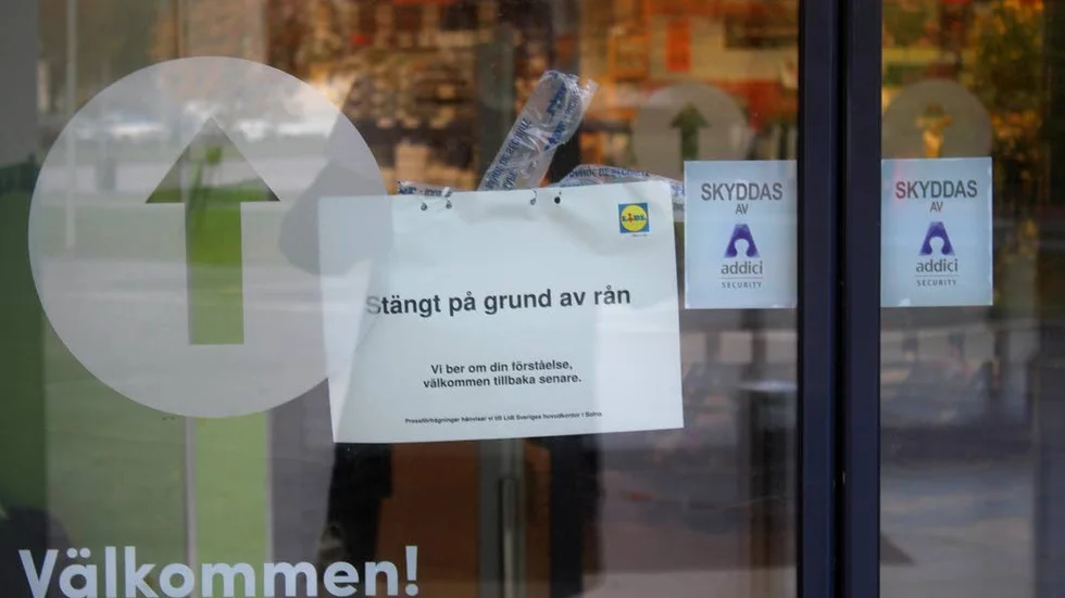 Stängt. En skylt på entrédörren berättade att det varit rån på Lidl.