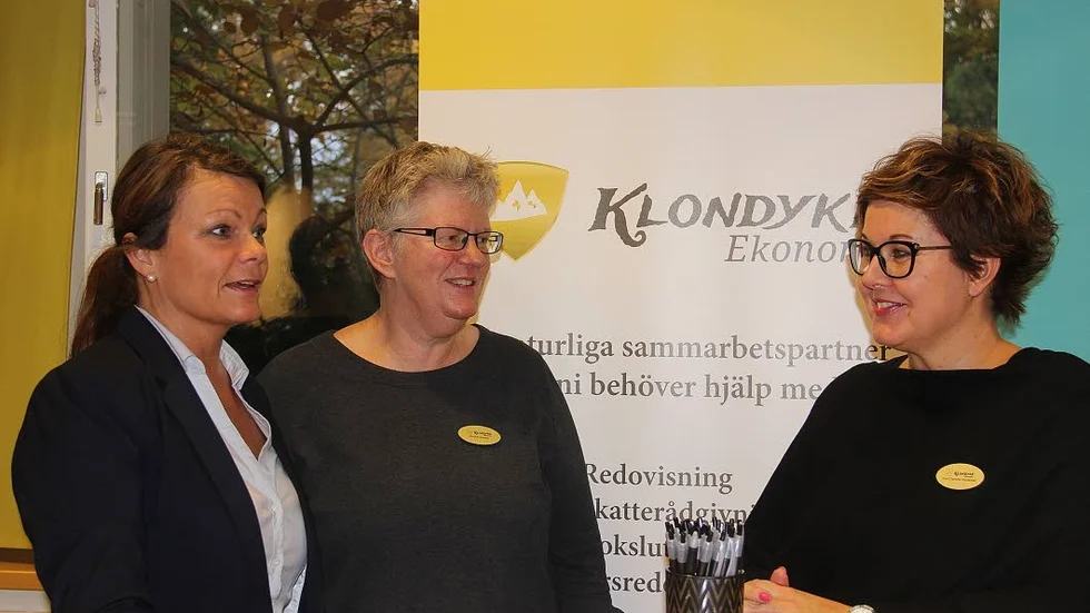 Redovisning. Cathrine Berglind, Annsofi Jonsson och Ann-Charlotte Nordlander på kvällens mässa.