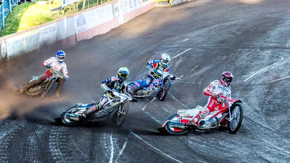 Klar för 2018. Andreas Jonsson (röd hjälmhuva t h) kommer att köra för Rospiggarna även nästa säsong. Nu återstår en plats i förartruppen.