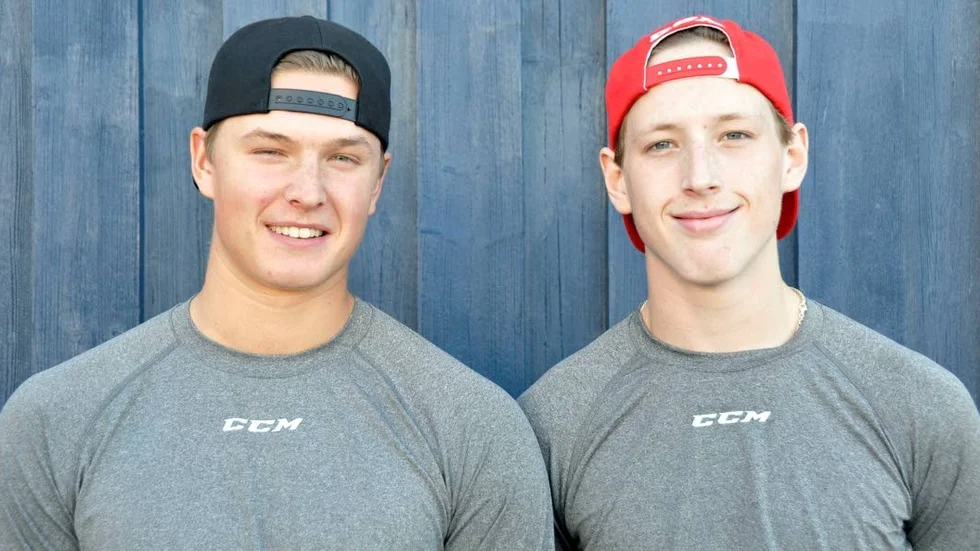 Rött blir blågult. Almtunas Gustav Lindström och Jacob Svensson är uttagna till juniorlandslaget.