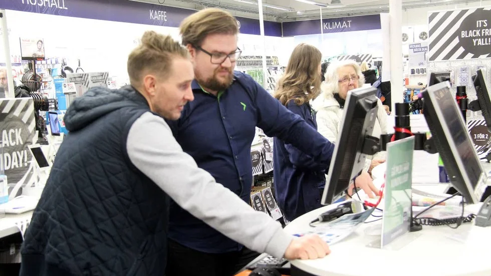 Shopping. Johan Wärn planerar storshopping och får hjälp av Viktor Grindberg, varuhuischef på Elgiganten, att titta på kyl, frys, ugn, tvätmaskin och telefon under Black Friday.