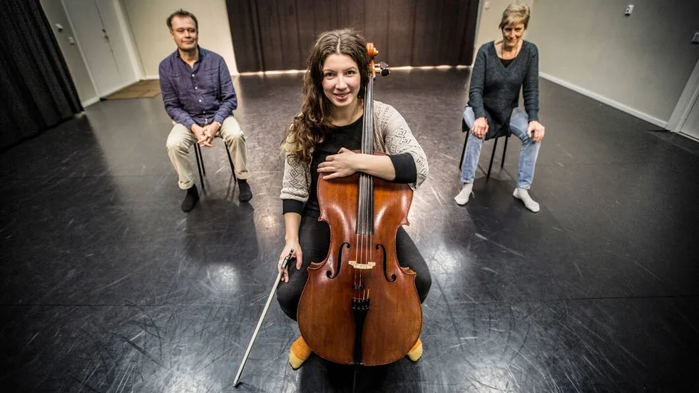Ensemblespel. Rune Jakobsson, Anja Strautmanis och Siv Eriksson repeterar just nu inför premiären på "Man skulle veta vad lycka är" .