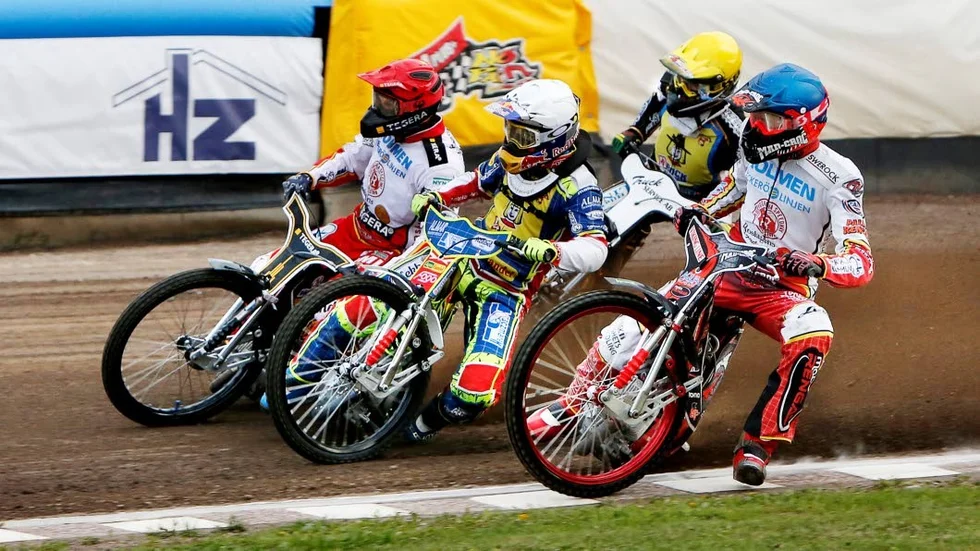 Trångt. Rospiggarnas Andreas Jonsson (rött) och Timo Lahti (blått) jagar poäng.