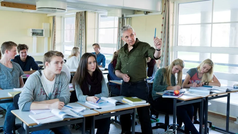 Skolk. Att skolket på gymnasieskolan är rekordstort är mycket allvarligt. 25 500 elever har skolkat så mycket att Centrala studiemedelsnämnden, CSN, dragit in studiebidrag. I värsta fall kan skolkarna bli återbetalningsskyldiga.