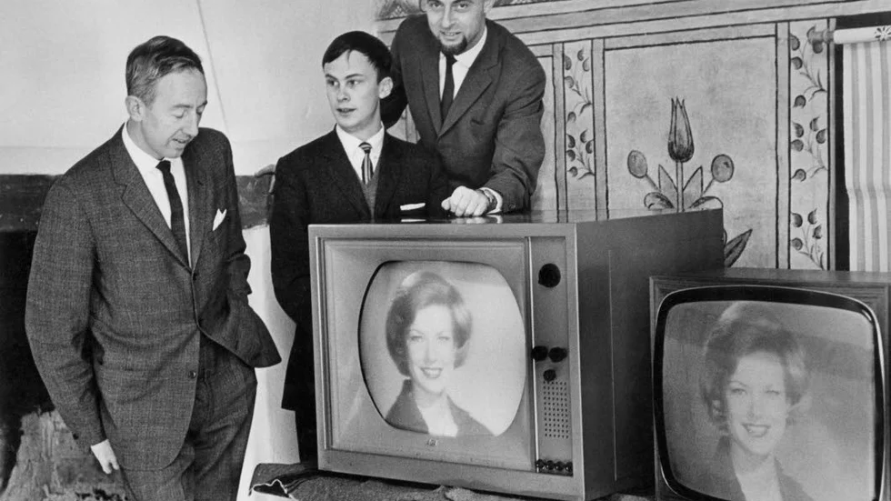 Färg. Bilden är från första provsändning med färg-TV 1964. Tre år senare såldes den första färg-TVn i Enköping för 4 000 kronor, som  är 34 822 kronor i dagens penningvärde.