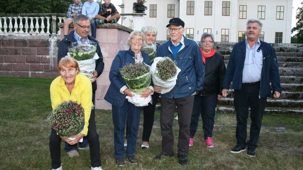 Flitiga besökare. Varje sommar får de som bevistat flest sommarkvällar en vacker blomma. I år var det Helga Engman, Göran och Britt-Marie Borman och för säkert elfte gången Barbro och Lars Svederus. Här med Pia och Kenneth Andersson, huvudansvariga för kyrkans sommarkvällar.
