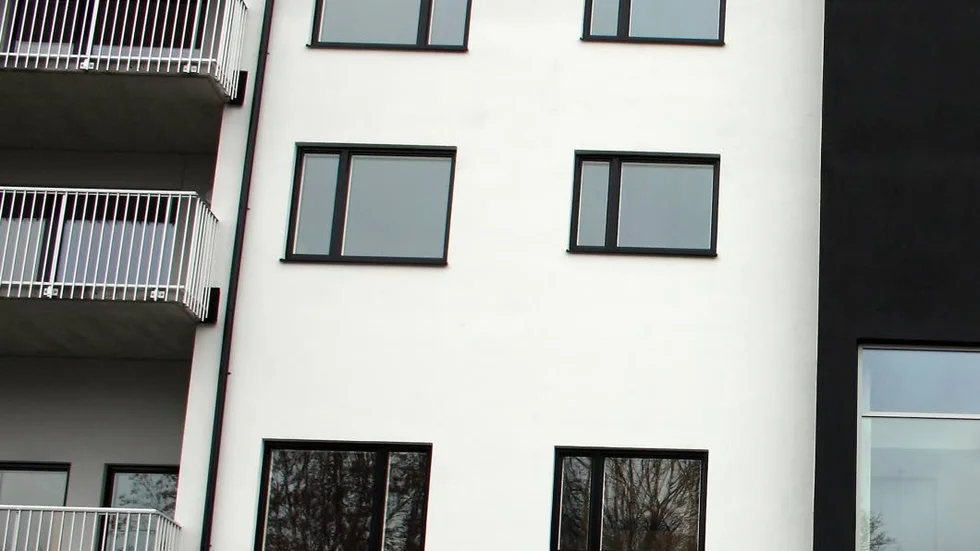 Även nästa år. De förändrade reglerna föreslås gälla även under 2018, med en övre gräns på 20 procent av de förmedlade EHB-lägenheterna till nyanlända med uppehållstillstånd. En styrning till olika områden ska, enligt kommunledningen, fortsätta för att underlätta integrationen.