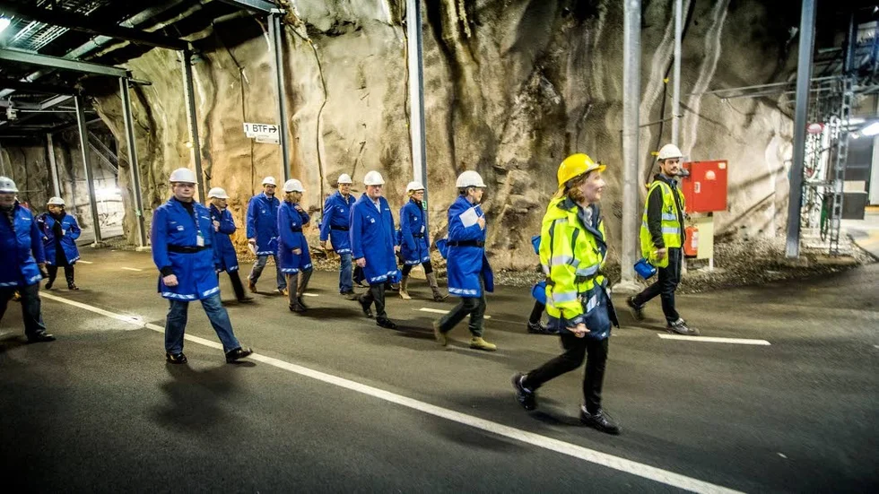 Avfallskostnader. 141 miljarder kronor räknar kärnbränslebolaget SKB med att avveckling och slutförvar av kärnkraften kostar. Avvecklingen finansieras helt av industrin, enligt svensk lag.  Här syns tyska politiker på besök i SFR, slutförvet för låg- och medelaktivt avfall i Forsmark. (Arkivbild).