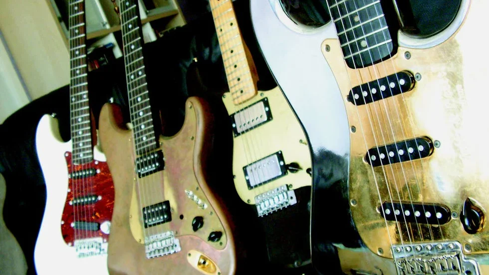 Gitarrer. Dessa är dock helt andra än de stulna.