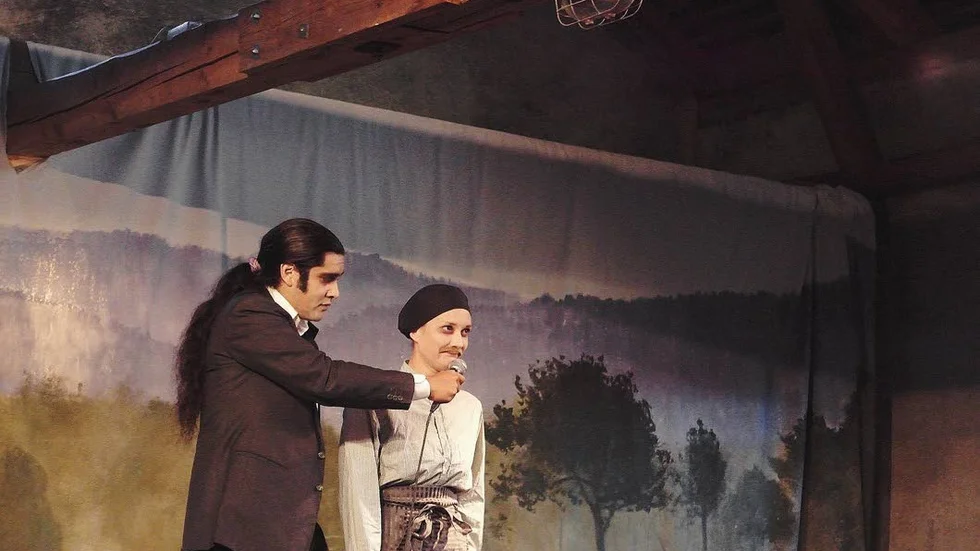 Betytt mycket. Nils Poletti och Marta Andersson-Larson i Jakten på fågel Gul o Blå i Forsby Kvarn 2016. Nils har betytt mycket för Marta och uppmuntrat hennes teaterintresse.