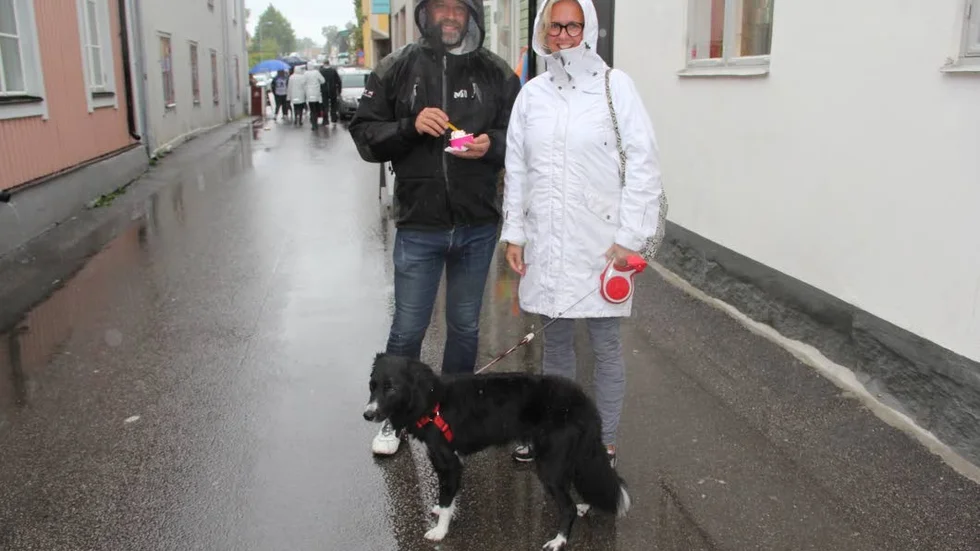 Dejtar i Öregrund. "Vi hade vår första dejt här, då var det snö, nu är det regn" sa Thomas Söderstjerna och Cathrin Danielsson, som kom till Öregrund från Täby. Hunden heter Sockan.