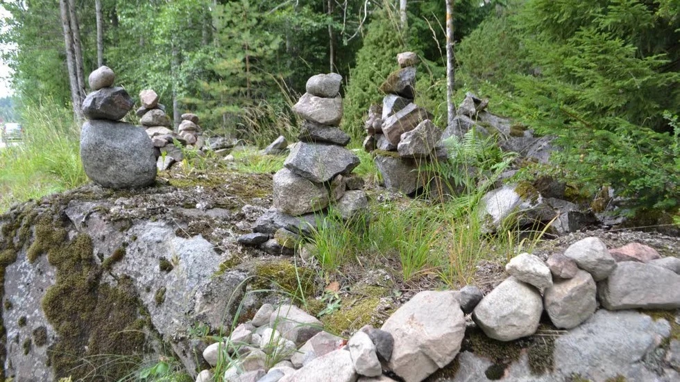 Verk av "Stendrottningen". Steninstallationerna, ett 50-tal till antalet, som de två-tre senaste åren poppat upp invid vägkanten mellan Stärte och Västersälja är ett av flera spännande inslag i Tidernas konstrunda i Heby kommun.