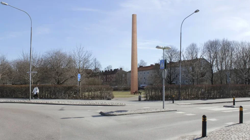 Skulpturhöjd. En nitton meter hög skorsten kan komma att byggas i Tegnérparken. Ungefär såhär tror konstnären Jan Svenungsson att det kan komma att se ut.