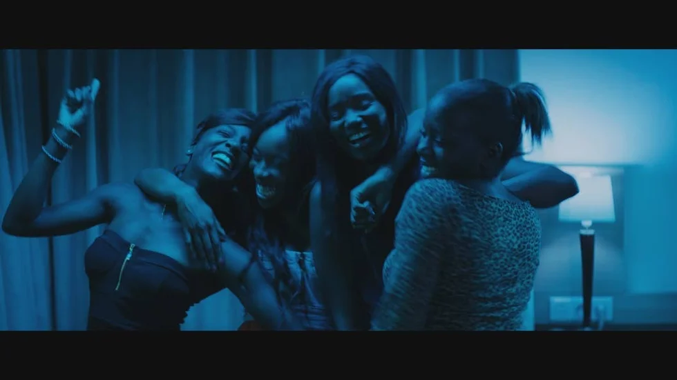 "Girlhood" handlar om unga tjejer i en förort till Paris. Deras liv är tufft men de har också kul tillsammans.