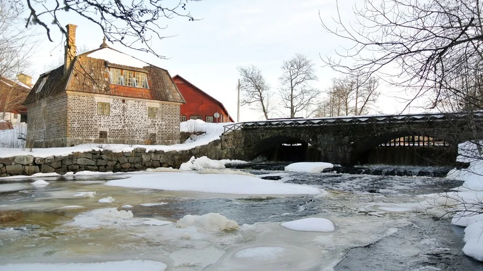 Strömsaberg och Västland 12 februari 2015:
Kraftstationerna i Strömsbergs bruk och Västland är föremål för miljöprövning. Utgången kan få stora konsekvenser för Tämnaråns flöde, natur- och kulturmiljöer och fiskens vandringsmöjligheter. Bolaget bakom Västlands kraftstation har dragit tillbaka sin ansökan. *** Local Caption *** Drar tillbaka. Bolaget bakom Västlands kraftstation har dragit tillbaka sin ansökan om miljöprövning av verksamheten.
