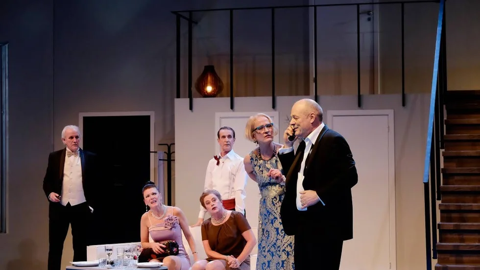 Musikalisk ensemble. Göran Engman, Katrin Sundberg, Anna Carlsson, Ulf Eklund, Lolo Elwin, Gustav Levin i "Skvaller" på Uppsala stadsteater.