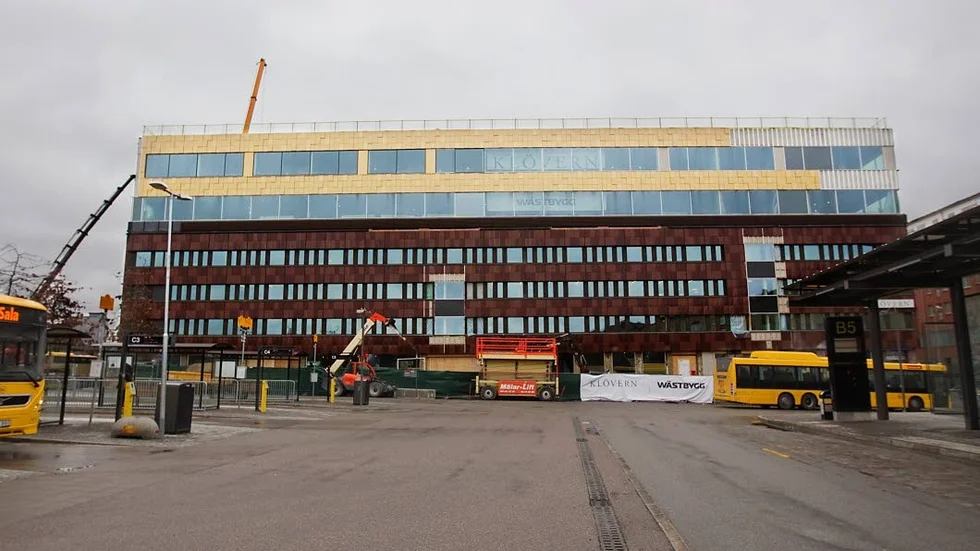 Tillbyggt. Den gamla postterminalen har byggts på med ett par våningar kontor. I maj flyttar länsstyrelsen in som första hyresgäst. Tillbyggnaden i etapp 2 bakom huset, där hotellet ska ligga, finns än så länge bara grunden av.