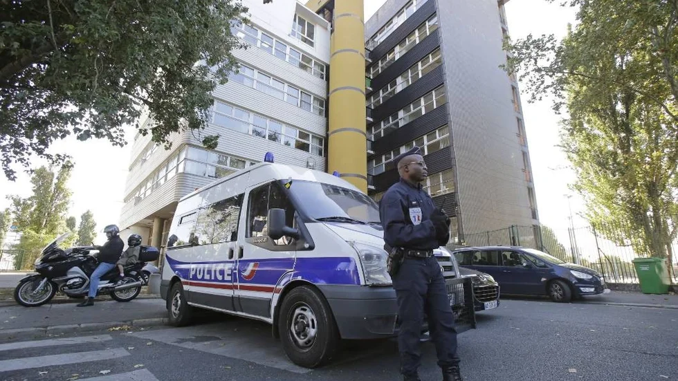 Fransk polis på plats utanför tidningsredaktionen, som även tidigare utsatts för hot och attentat.