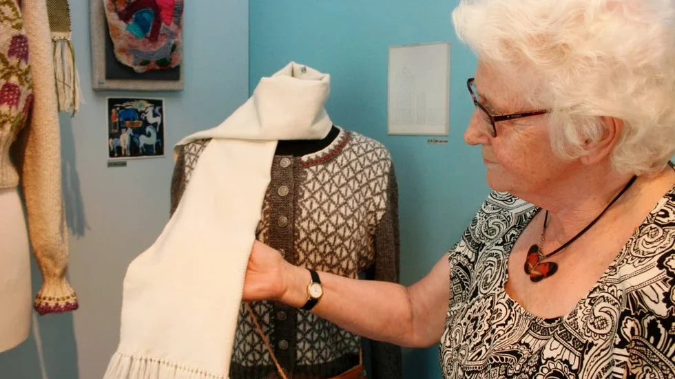 Kopia. Karin Jönsson med en scarf hon skapat med inspiration från en gammal historisk förlaga.