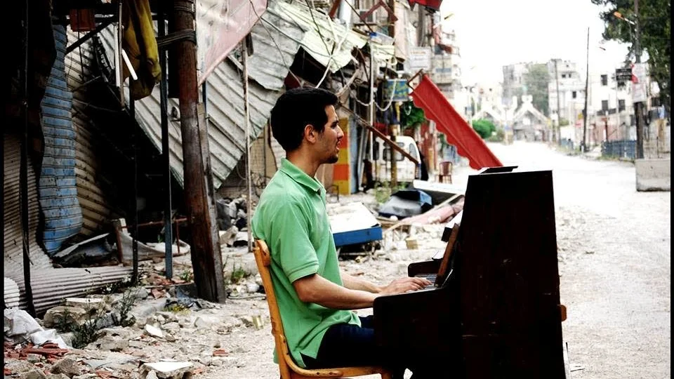 "Letters from Al Yarmouk" i regi av Rashid Masharawi består av både filmmaterial inifrån lägret´, och skype-intervjuer mellan regissören och lägrets invånare.