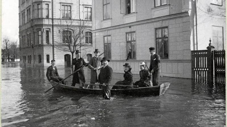 Bild: Uppsala universitetsbibliotek.

År 1900 inträffade en av de största vårfloderna i Fyrisån under hela 1900-talet. En snörik vinter följdes av en varmperiod som skapade mycket höga flöden i Fyrisån. Vattnet översvämmade centrala Uppsala och människor  tog fram med båt på Skolgatan som bilden visar. Vårfloden påverkade också samhällena Vattholma, Storvreta, Örbyhus och Tobo.  År 1986 svämmade Fyrisån över efter kraftiga skyfall.